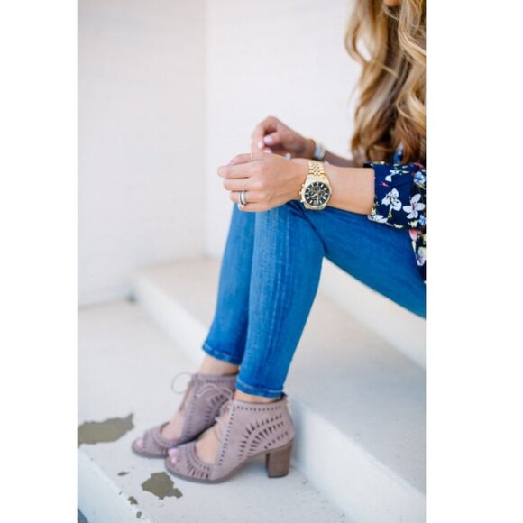 Vince Camuto Tarita Leather Cutout Open Toe Sandals Tan Women Size 7.5 Wide - Picture 1 of 16